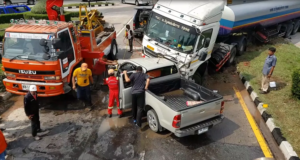 รถบรรทุกน้ำมันฝ่าไฟแดงชนสนั่น3คันรวด