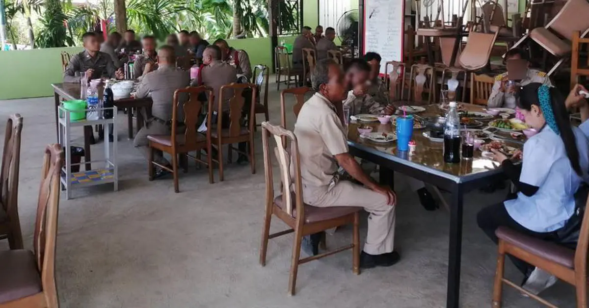 ตำรวจกินข้าว ไม่เว้นระยะ