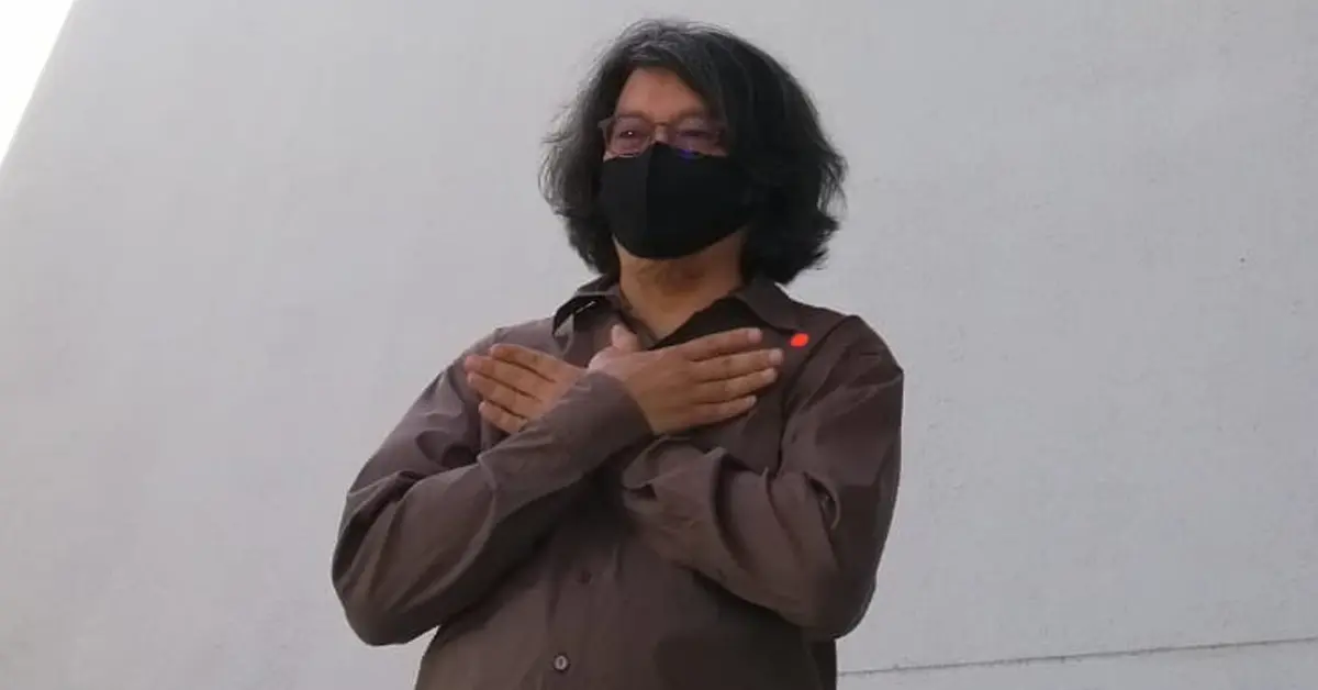 บก.ลายจุด ชู 3 นิ้ว