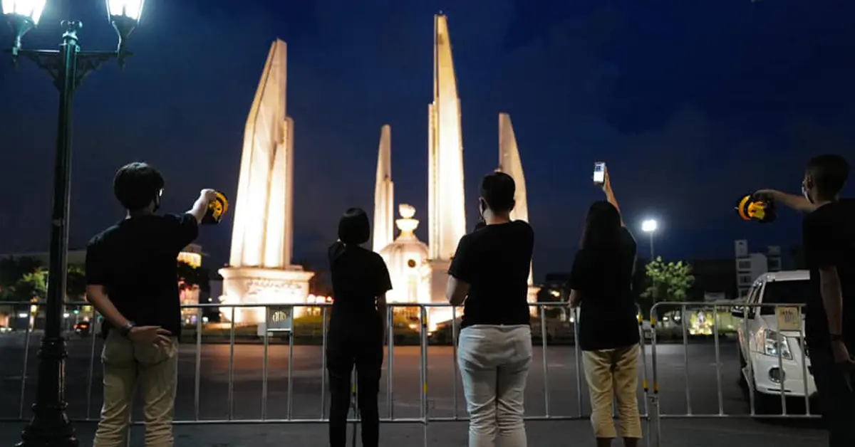 ส่องไฟฉายไล่ความมืดมิด