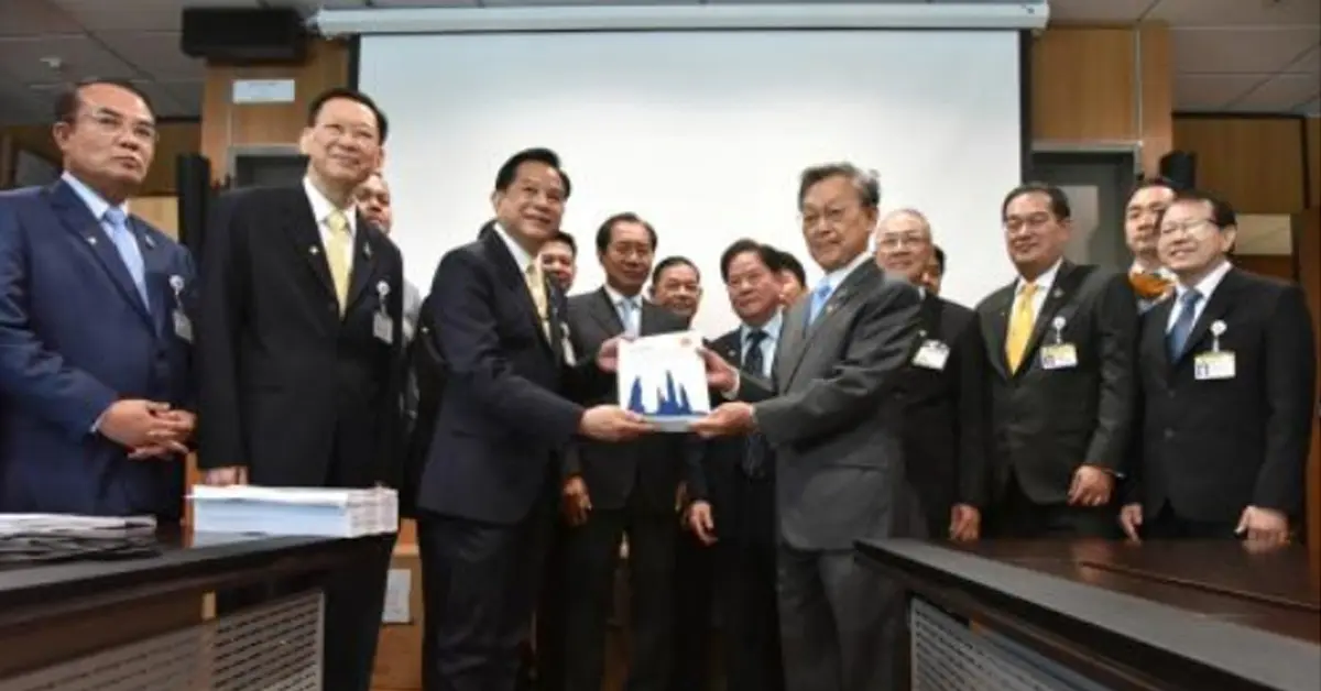 แก้ไขรัฐธรรมนูญ