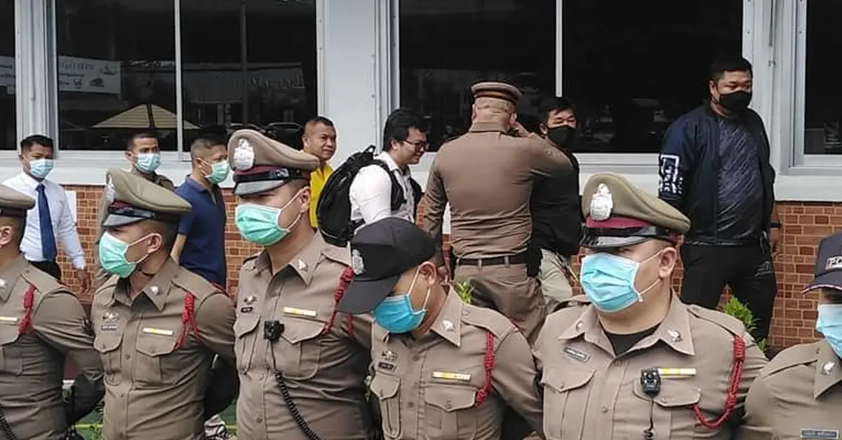 ทนายอานนท์