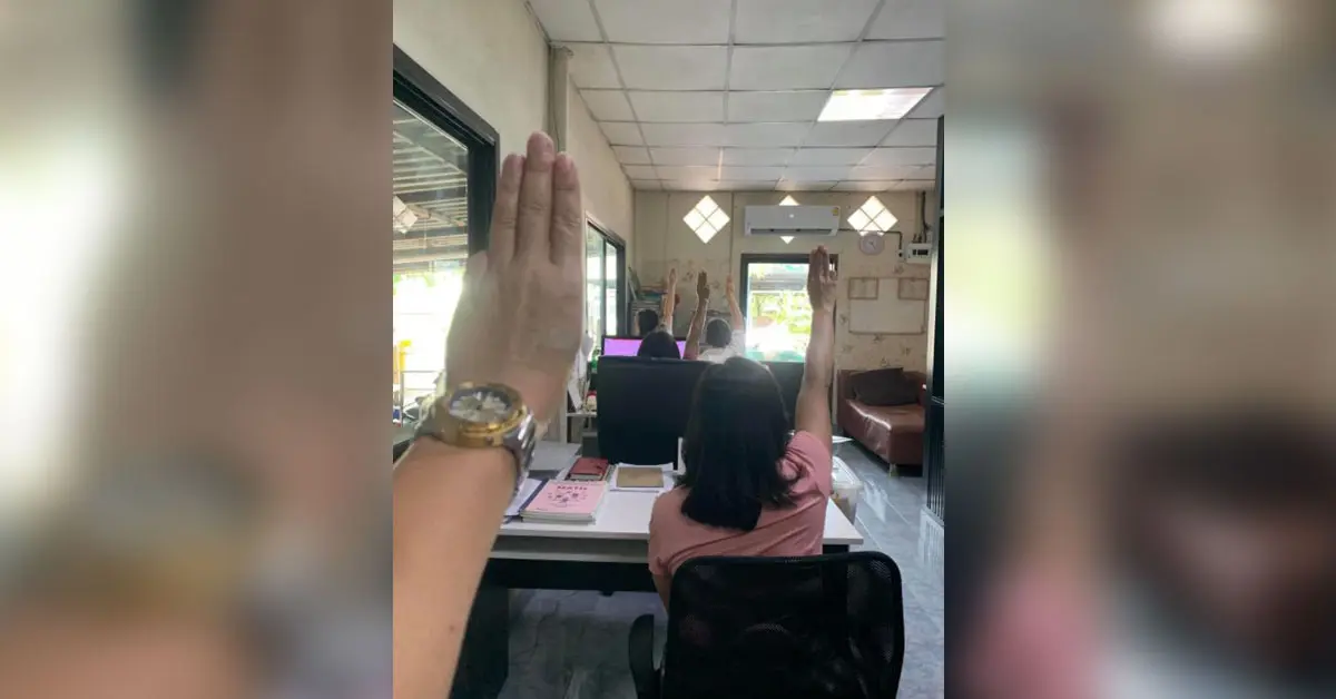 ครู ชู 3 นิ้ว โรงเรียน