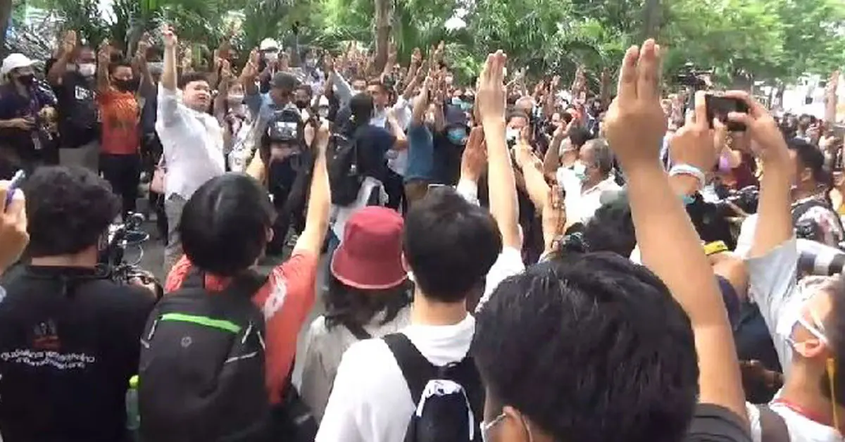 ศาลอาญา ทนายอานนท์ ไมค์