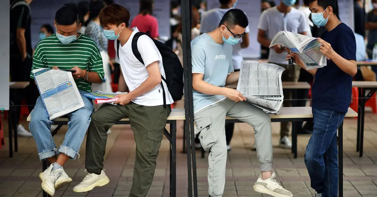 จ้างงานเด็กจบใหม่