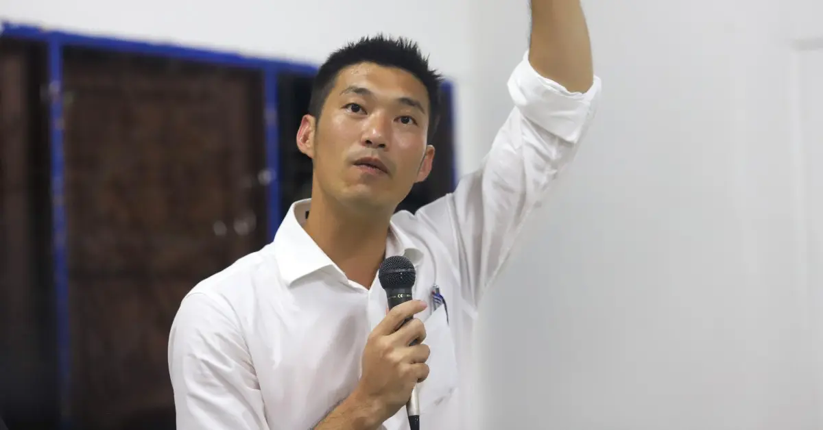 ธนาธร จึงรุ่งเรืองกิจ