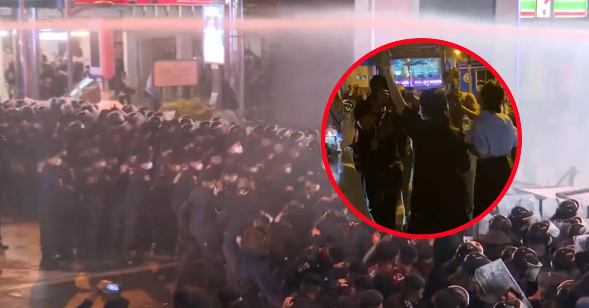 นักเรียนผูกโบว์ขาว