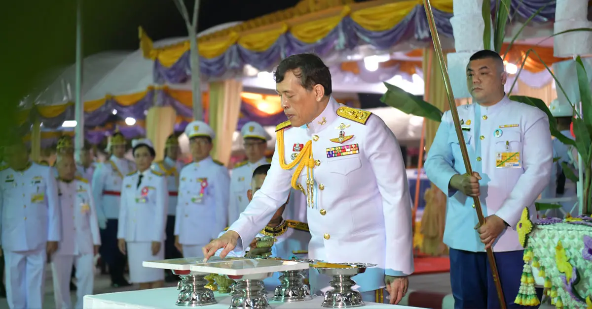 ในหลวง พระราชินี นครปฐม