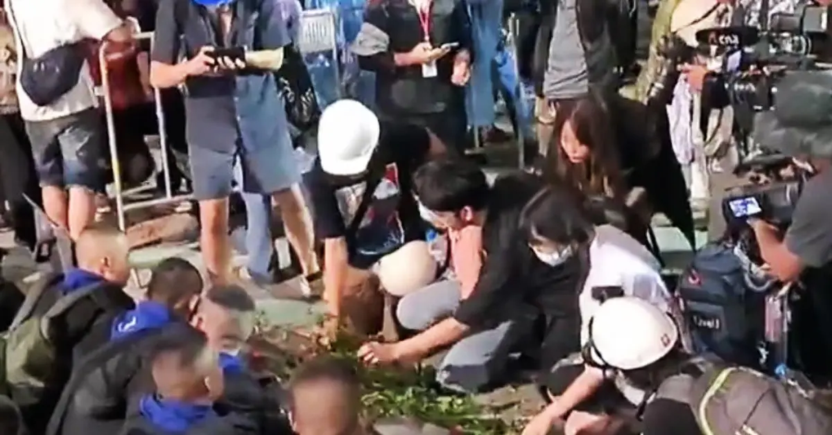 ดอกกุหลาบให้ตำรวจ