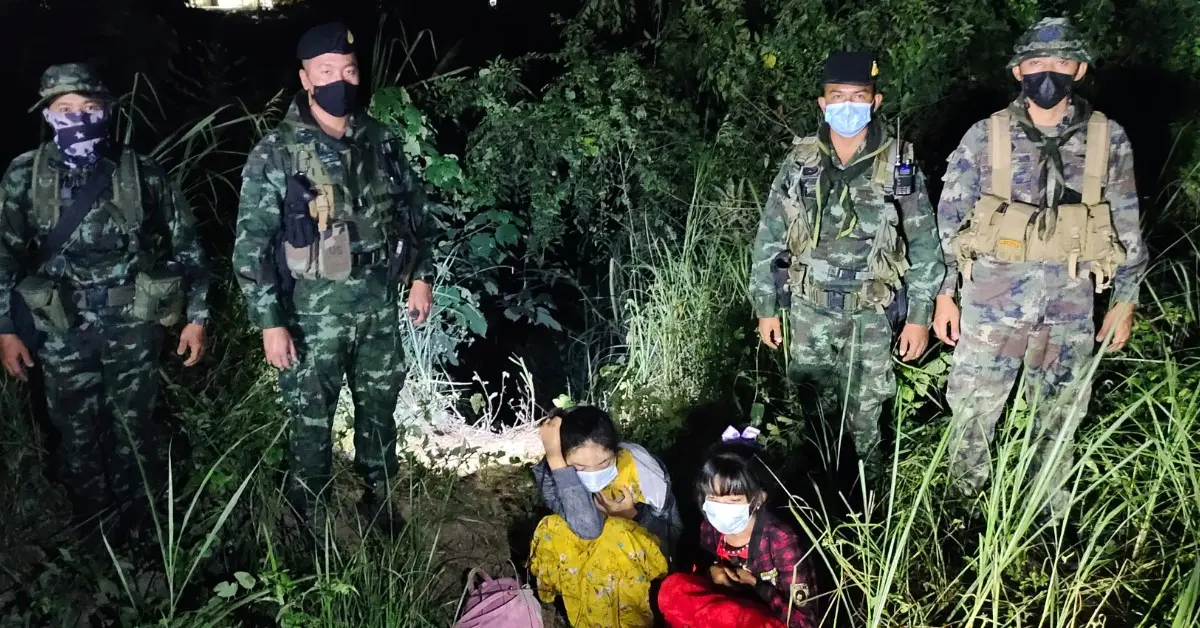 ลอบหลบเข้าไทย