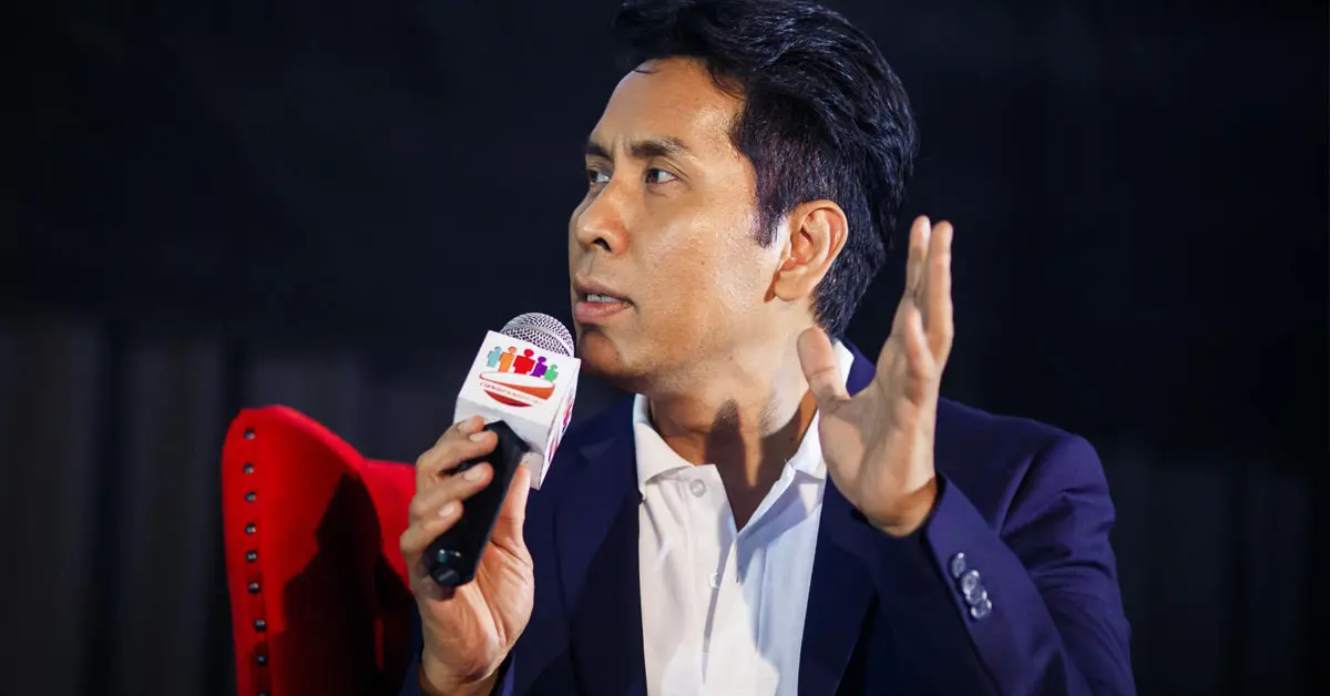 จอม เพชรประดับ