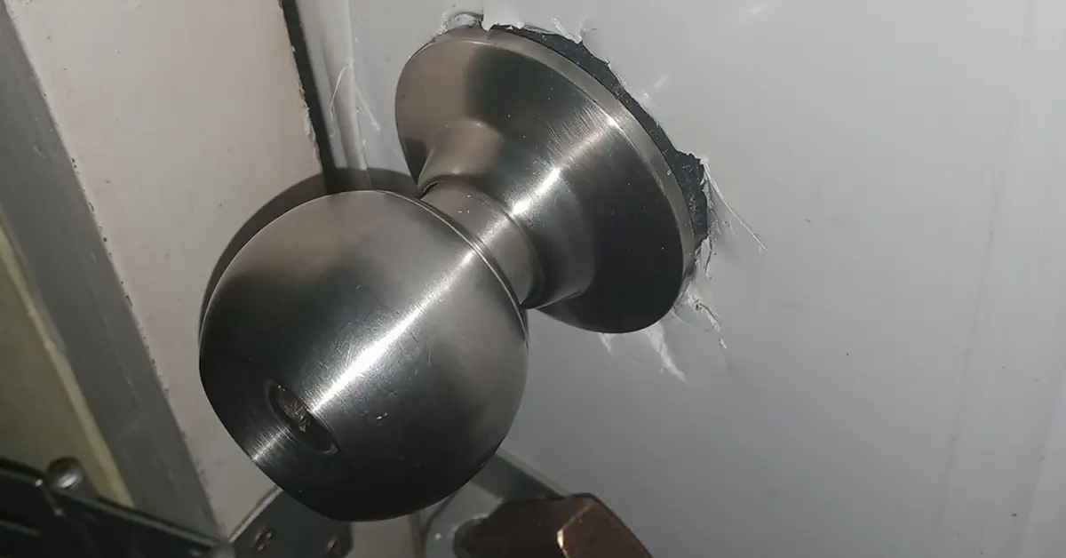 งัดประตูห้อง