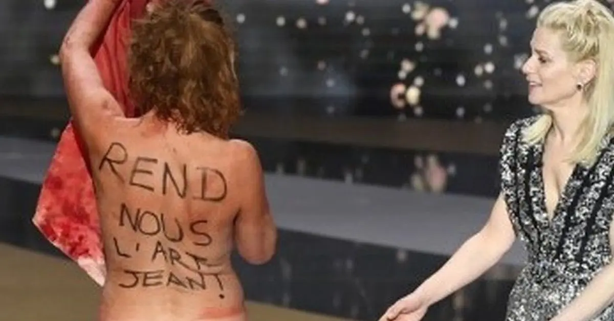 เปลือยกายประท้วง