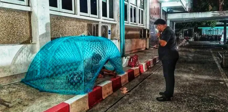 ป้ากางมุ้งนอนติดโควิดแต่ไม่มีเตียง!