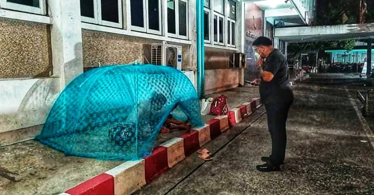 ป้ากางมุ้งนอนติดโควิดแต่ไม่มีเตียง!