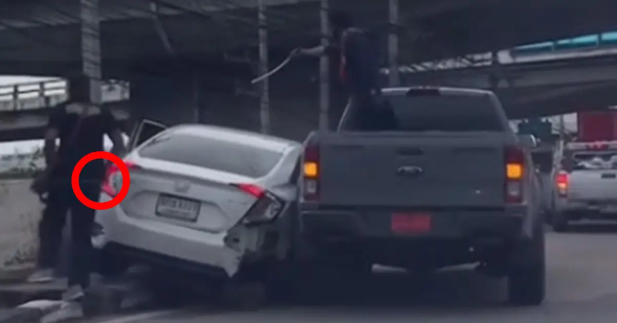 กระบะป้ายแดงเบียดเก๋งพังยับ