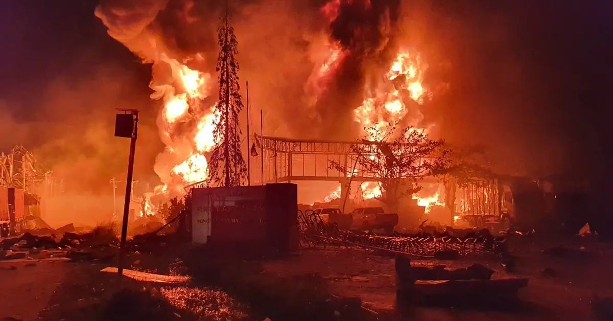 โรงงานกิ่งแก้วไฟไหม้