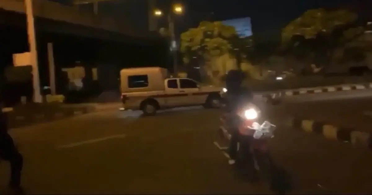 รถคุมตัวผู้ต้องหาชนวันรุ่น