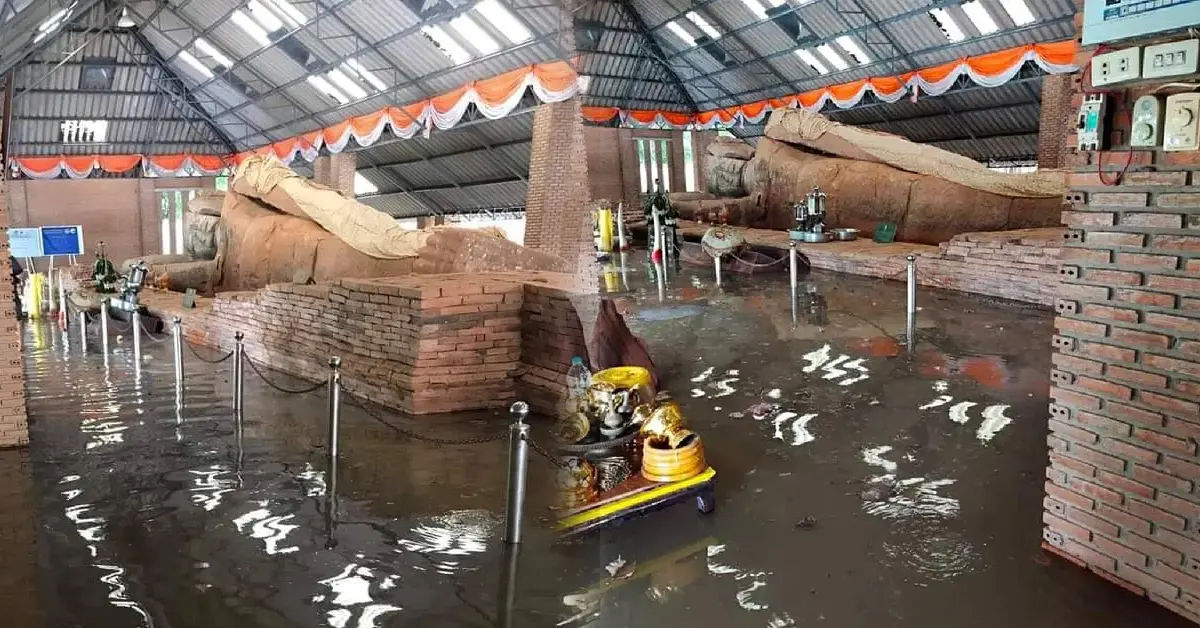 พระนอน ใกล้จมน้ำ ปก