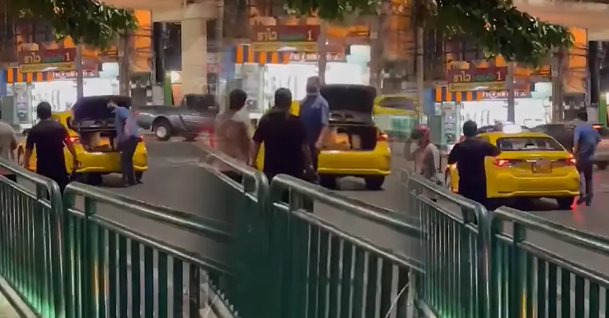 แท็กซี่ไล่ชนมอเตอร์ไซค์