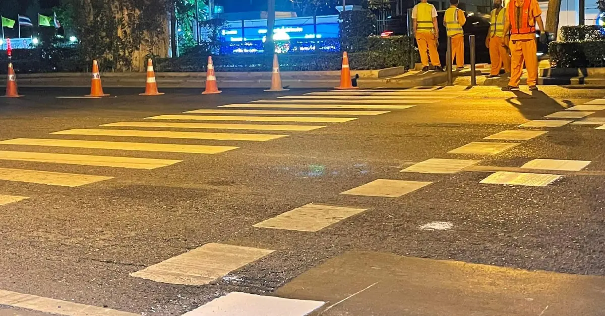 ตีเส้นถนน ปก