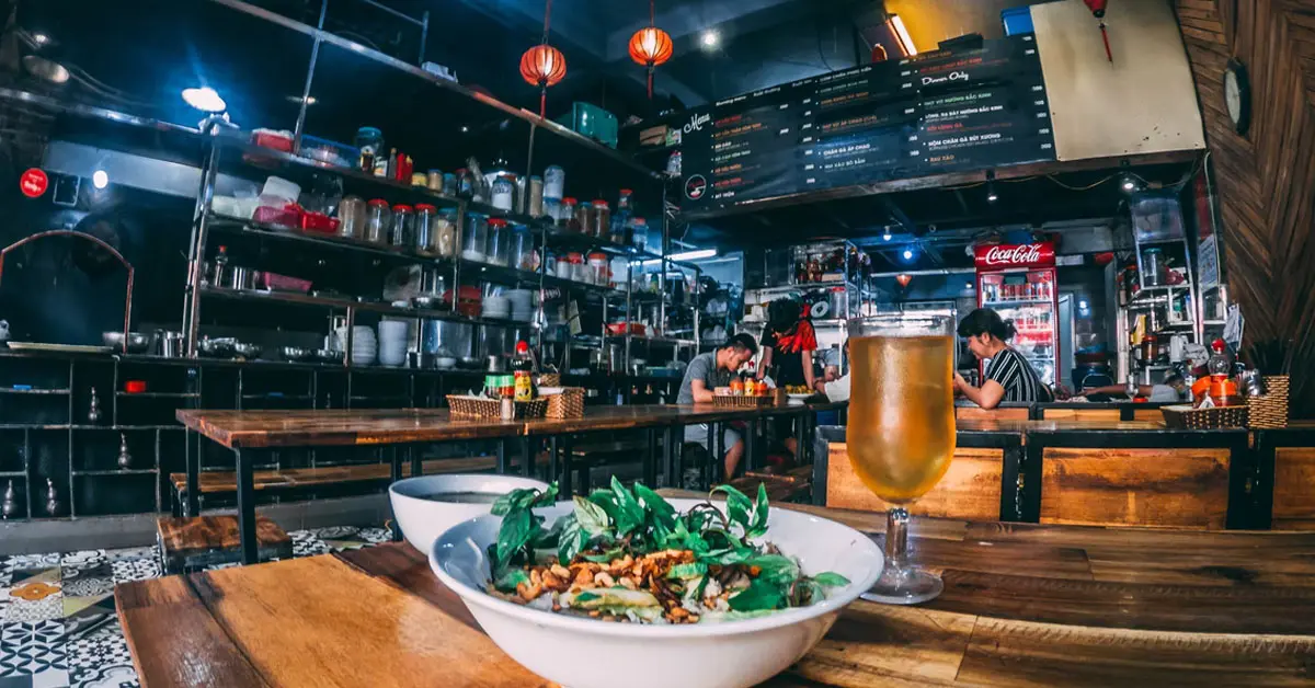 นั่งดื่มในร้านอาหาร