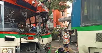 รถเมล์ชนกัน