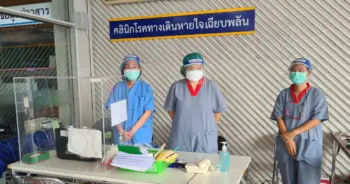 ผู้ป่วยโควิดรอเตียงข้างถนน ปก