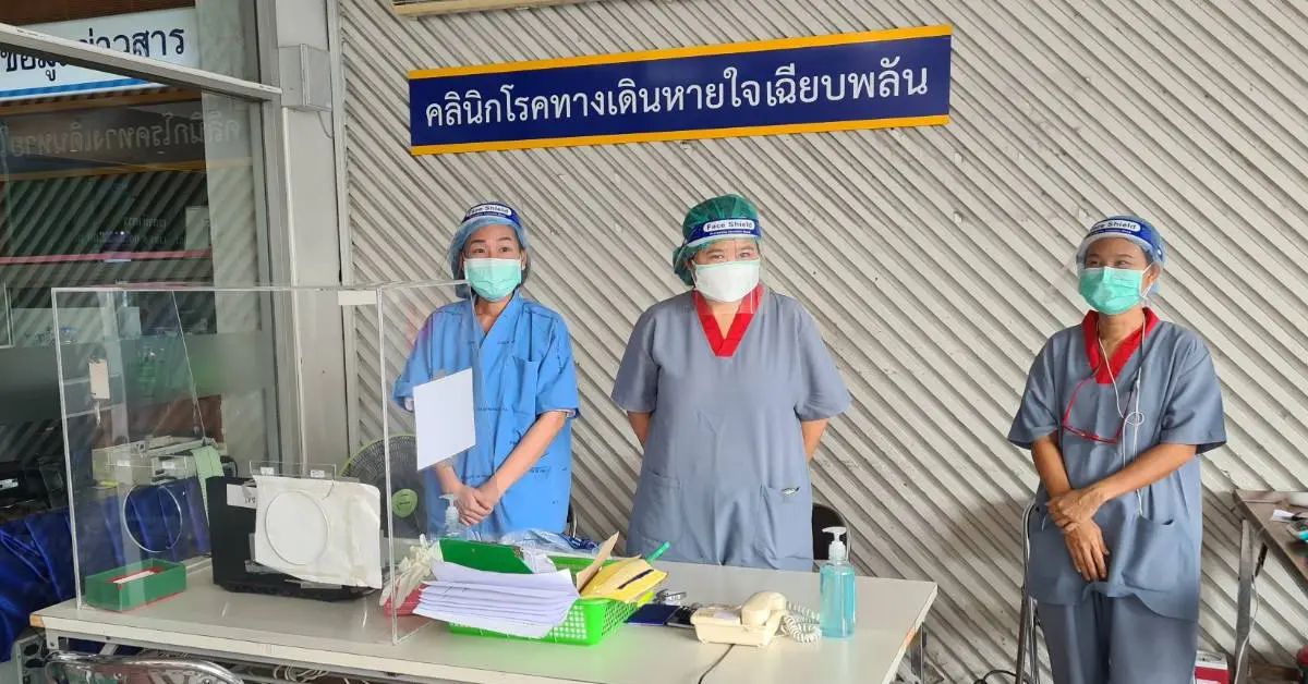 ผู้ป่วยโควิดรอเตียงข้างถนน ปก