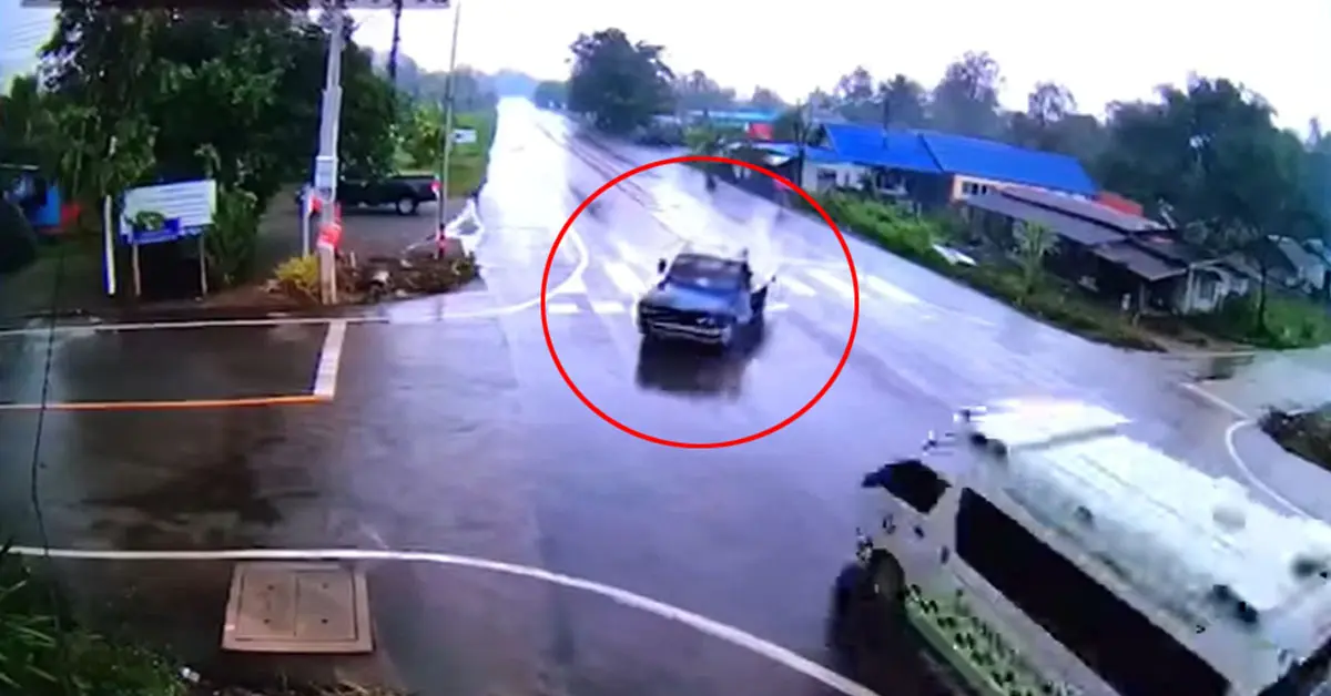 กระบะเลี้ยวตัดหน้ารถพยาบาล