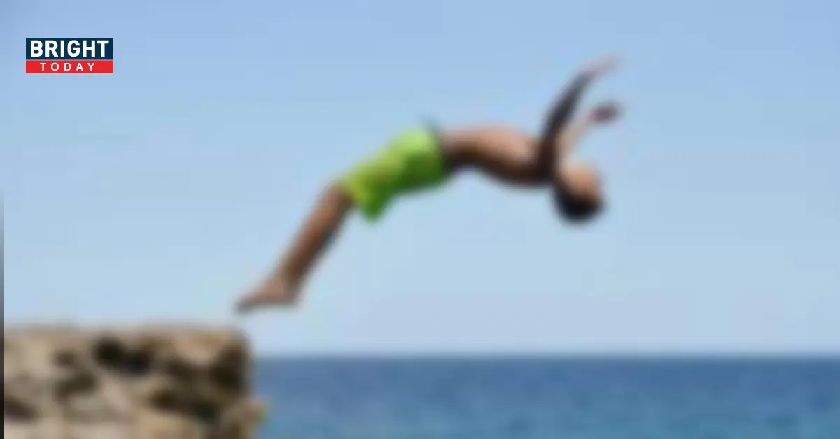 พ่อกระโดดหน้าผาลงน้ำ