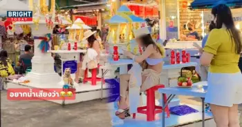 สาวต่างชาตินั่งหน้าศาลพระภูมิ