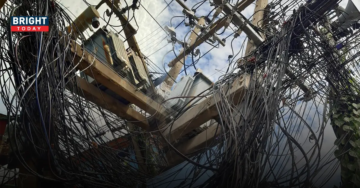 สายไฟห้อยระโยงระยาง