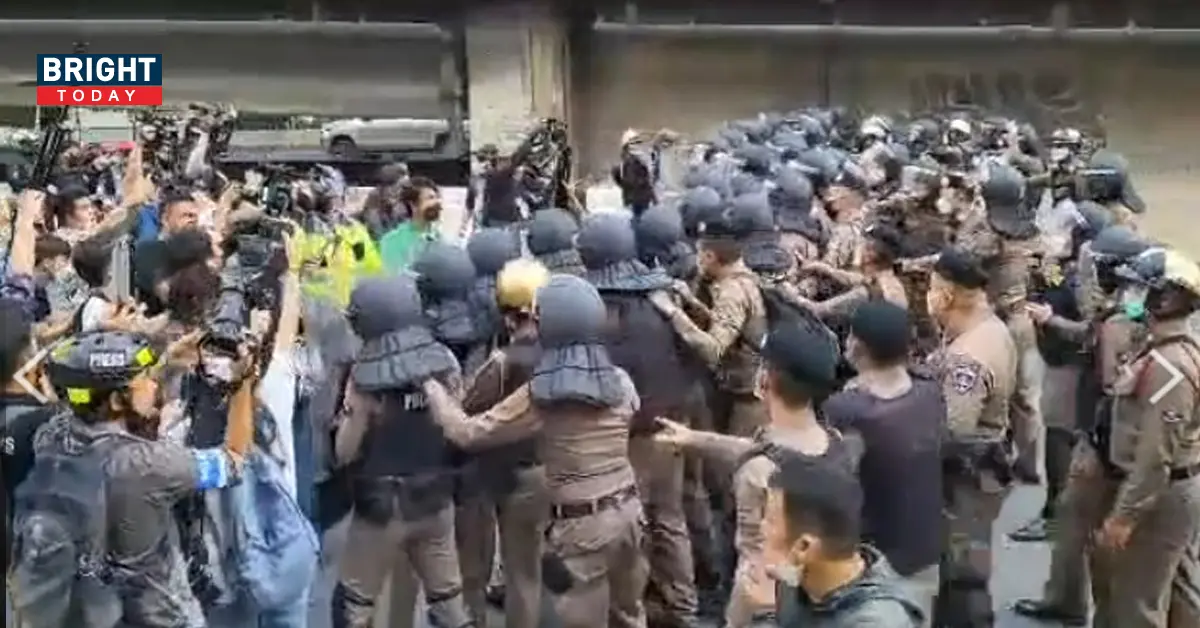 ม็อบเผชิญหน้าตำรวจ