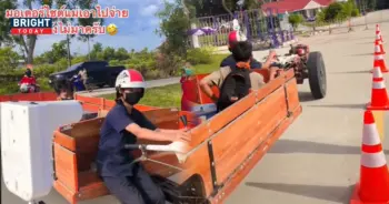 นักเรียนขับรถไถมาเรียน
