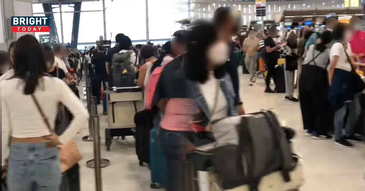 สาวเข้าแถวรอเช็คอินโหลดกระเป๋า