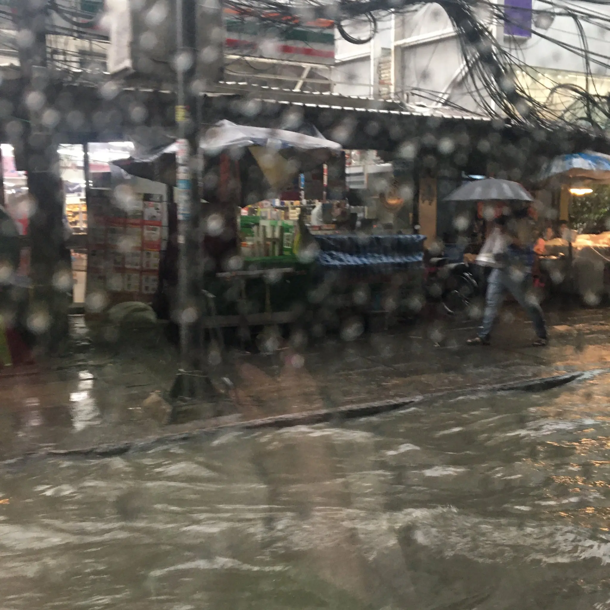 น้ำท่วม-แจ้งวัฒนะ-1