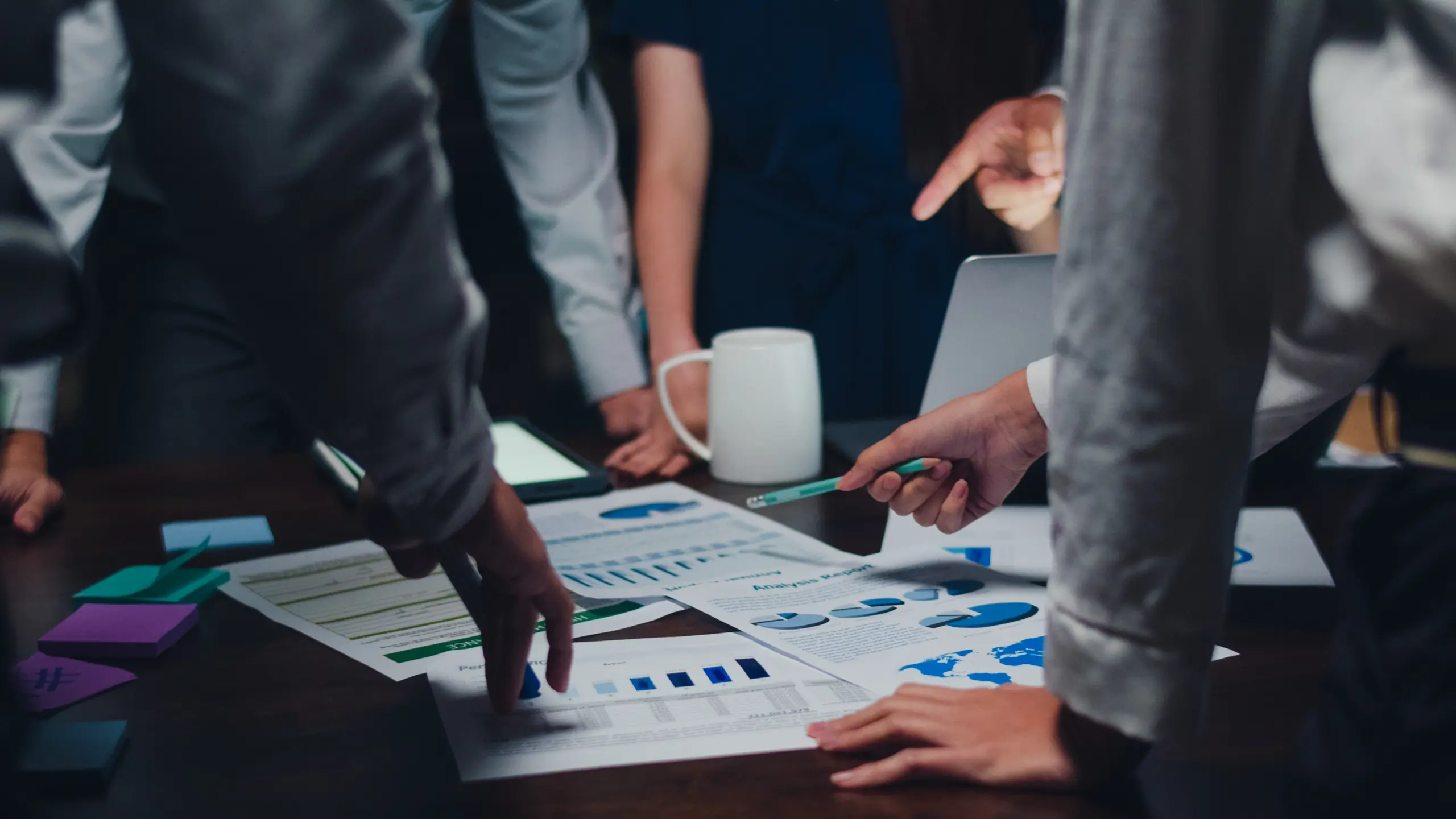 millennial-asia-businessmen-businesswomen-meeting-brainstorming-ideas-about-new-paperwork-project-colleagues-working-together-planning-success-strategy-enjoy-teamwork-small-modern-night-office