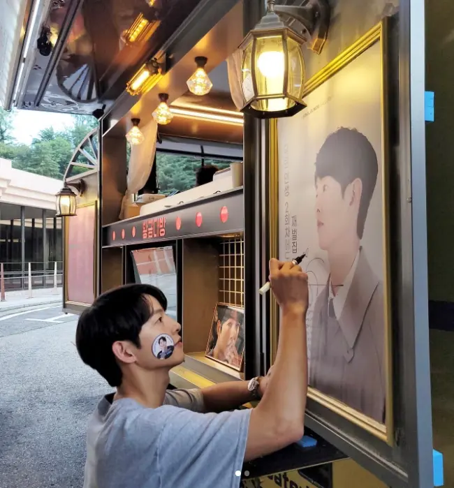 ซงจุงกิ-ขำก๊าก-เจอป้ายเตือน-ห้ามออกเดทในกองถ่าย-2