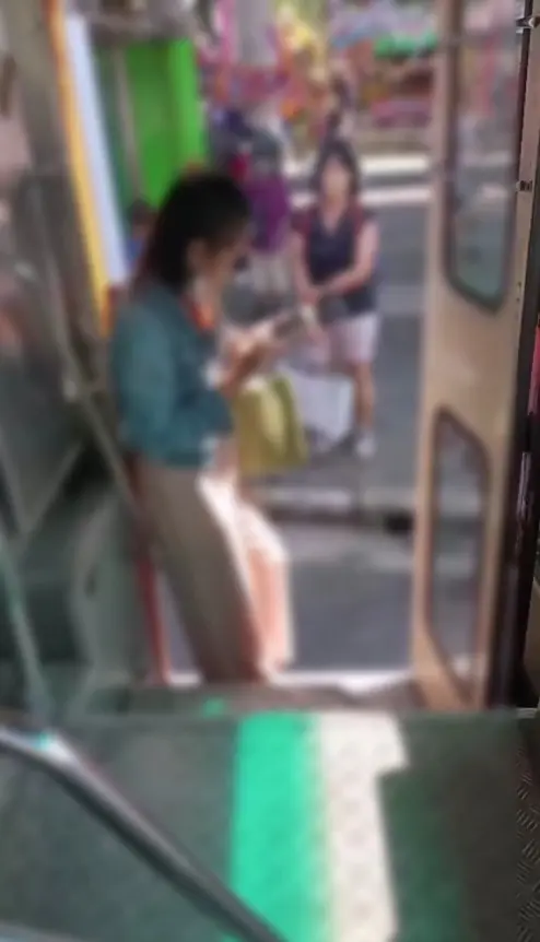สาวยืนขวางประตูรถเมล์