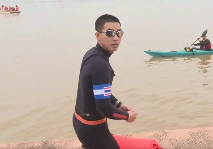-บุดด้าเบลส-ชื่มชม-โตโน่-ภาคิน-หลังว่ายน้ำข้ามโขงสำเร็จ-3