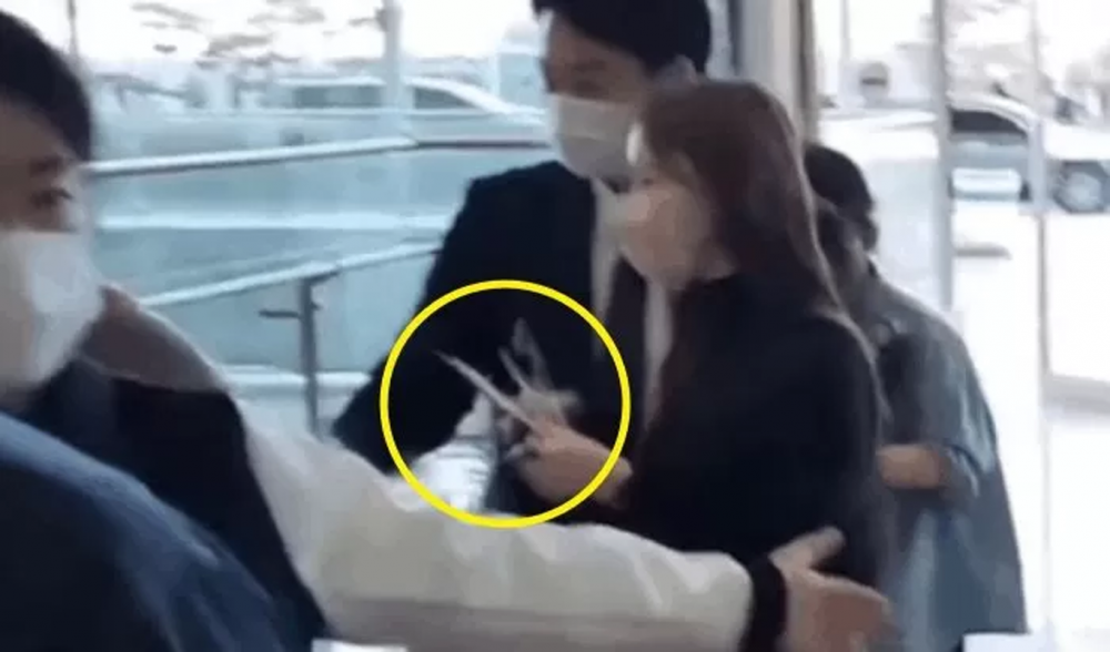 วินเทอร์-aespa-มอบจดหมายที่เขียนด้วยลายมือให้กับแฟนๆที่สนามบิน-2