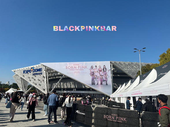 สร-มินนี่-แม่ยก-VIP-ลิซ่า-BLACKPINK-หอบพวงมาลัยเงินคล้องคอแบบจุกๆ-5