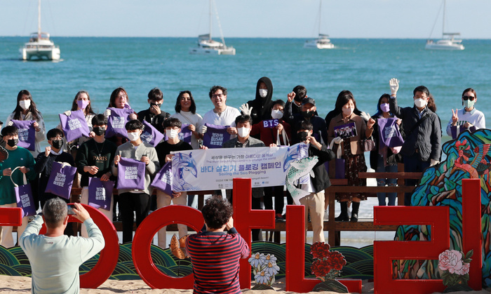 ทำดีเพื่อจีมิน-อาร์มี่โชว์พลัง-เก็บขยะที่หาดกวางกัลลี-เมืองปูซาน-1