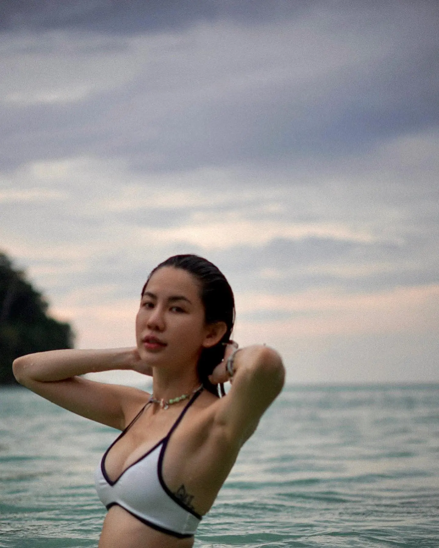 อื้อหือซี๊ดปาก-นักแสดงสาว-ปล่อยลุคแซ่บนุ่งบิกินี่-อวดอกอึ๋มโชว์รอยสัก-4