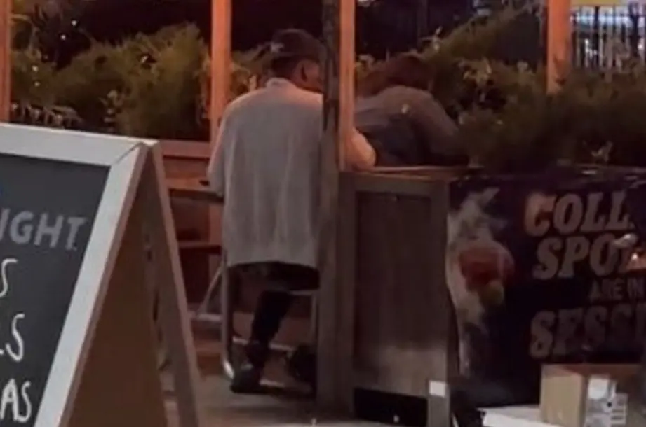 คู่รักหื่นมีเซ็กซ์กลางลานเบียร์-1