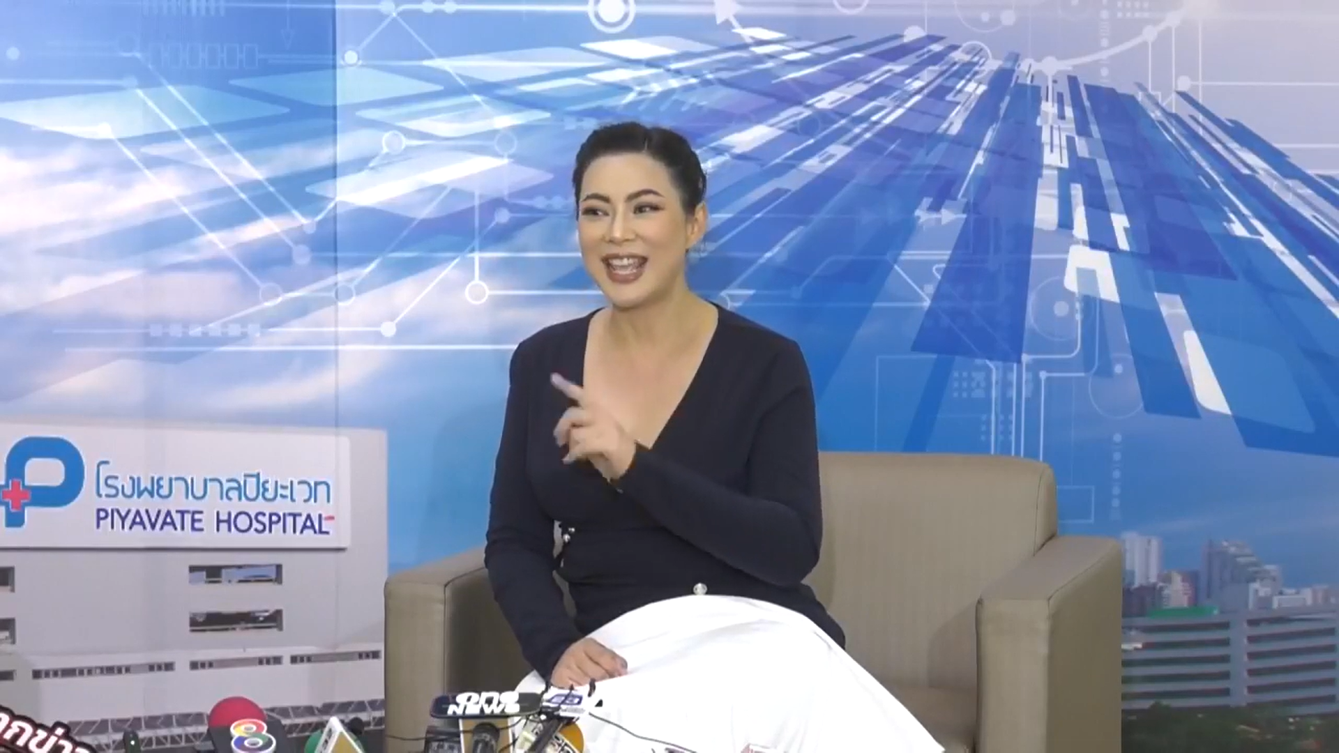 บุ๋ม-ปนัดดา-แถลงข่าวครั้งแรก-หลังคลอดลูกชาย-น้องอเล็กซ์-2
