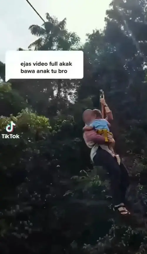 แม่อุ้มลูกเล่นซิปไลน์-3