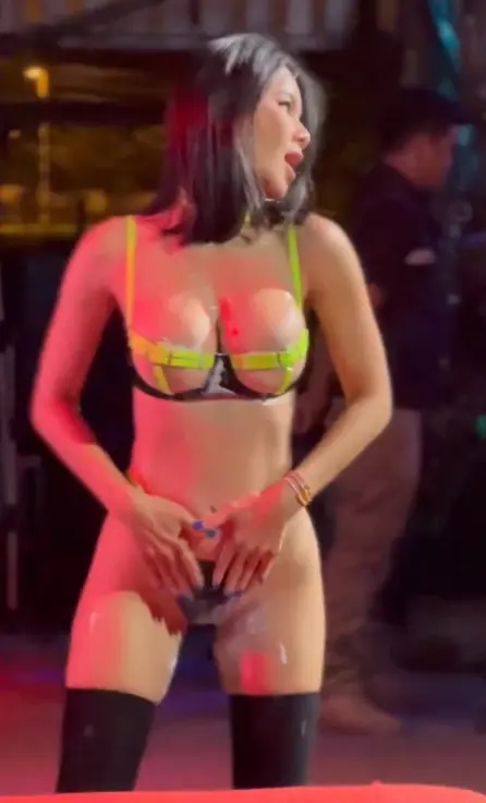 นางแบบดัง-อวดเอวเด้ง-ขึ้นขย่มท่าเซ็กซี่กลางเวทีสุดดุเดือด-5