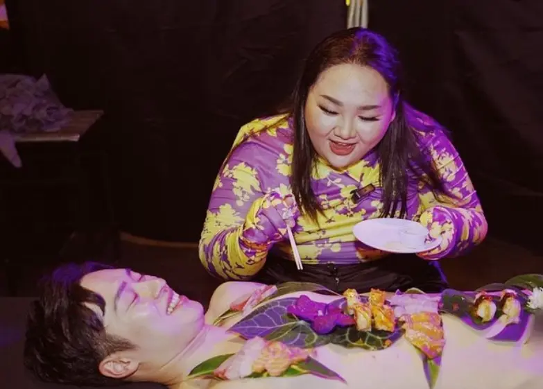 หูย-เสียว-เอแคลร์-จือปาก-ก้มกินซูชิบนตัว-ดาว-OnlyFan-ชื่อดังจากญี่ปุ่น-4